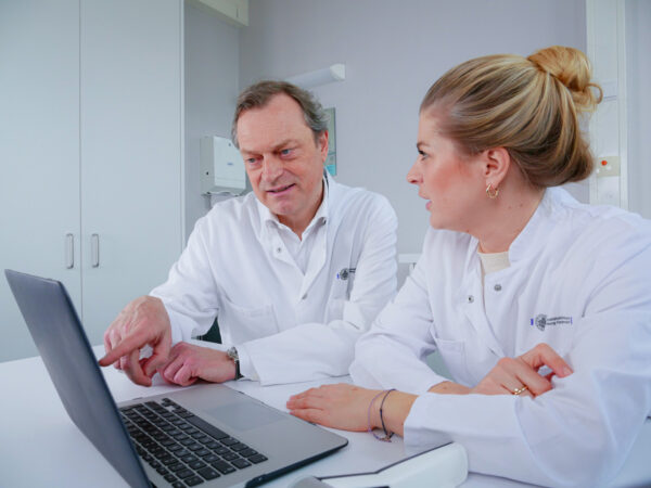 Das Bild zeigt Dr. med. Karoline Jungclaus und Prof. Dr. med. Kristian Reich